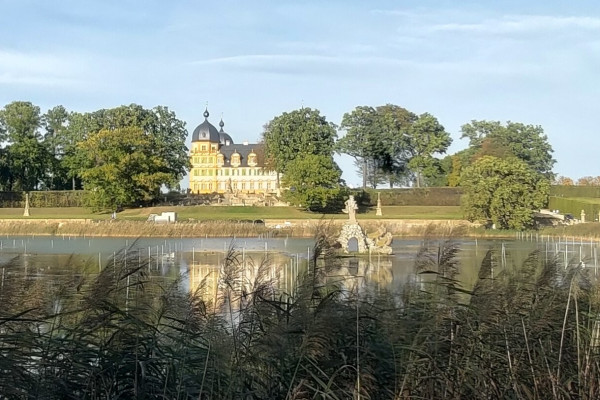 Blick auf Schloss Seehof aus Südosten über die Weiherlandschaft.