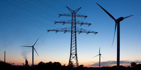 Stromnetz und Windenergie am Horizont. (Quelle: Thorsten Schier - Fotolia.com)