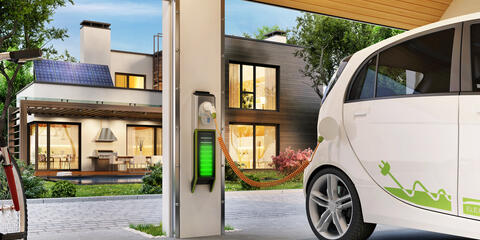 E-Auto tankt in der Garage. Symbilbild für Endenergieverbrauch durch Bürgerinnen und Bürger. (Quelle: Adobe Stock - slavun)