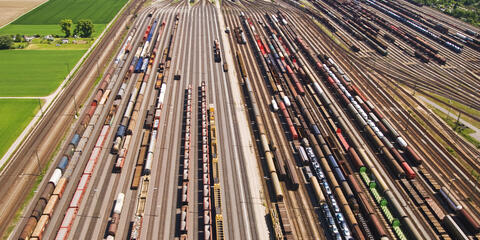 Container und Anhänger auf Rangierbahnhof (Quelle: Thomas Leiss - Fotolia.com)