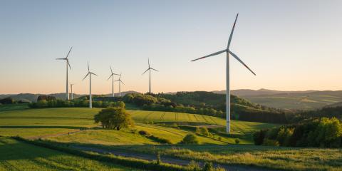 Windenergieanlagen in der Landschaft (Bildquelle: Anselm - stock.adobe.com).