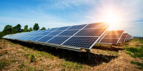 Eine Photovoltaik-Freiflächenanlage mit Sonne (diyanadimitrova - Fotolia.com)