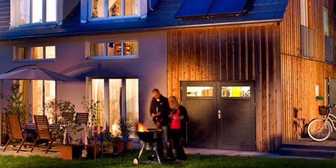 Modernes Wohnhaus mit Menschen (Quelle: Energie-Atlas Bayern)