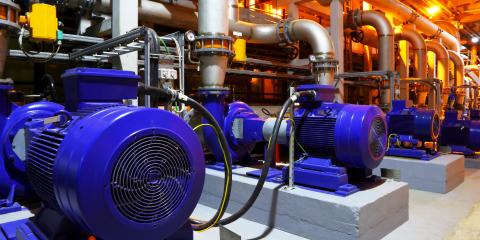 Pumpen in Produktionshalle (hramovnick - stock.adobe.com)
