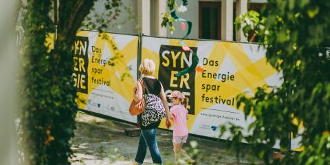 Besucherin mit Kind auf dem Festival in Deggendorf (Bildquelle: LfU)