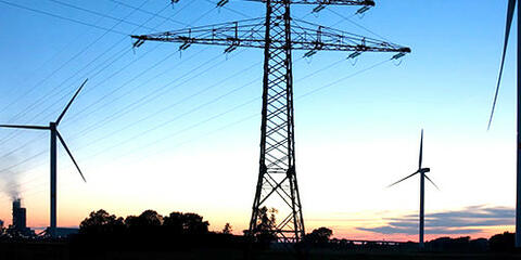 Stromnetz und Windenergie am Horizont. (Quelle: Thorsten Schier - Fotolia.com)