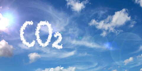 Wolke am Himmel in Form von CO2; Symbolbild. (Quelle: Pavel Horazy - Adobe Stock)