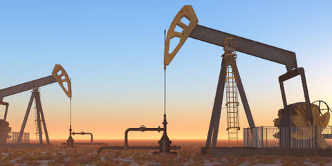 Ölpumpen bei Sonnenuntergang - Erdöl ist einer von mehreren Primärenergieträgern. (Quelle: Michael Rosskothen - Adobe Stock)