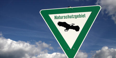 Schild Naturschutzgebiet mit Adler