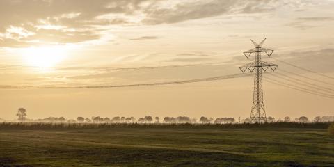 Freileitung am abendlichen Horizont (Quelle: StMWi)