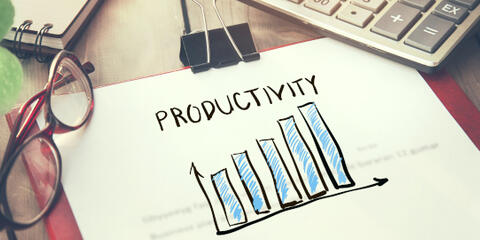 Energieproduktivität. Skizze auf Bürotisch, Symbolbild. (Quelle: tiko - Adobe Stock)