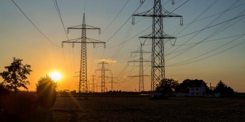 Stromleitungen vor Sonnenuntergang (Bildquelle: gopixa -stock.adobe.com)