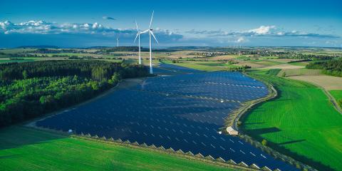 Landschaft mit WEA und PV-Freiflächenanlagen (Bildquelle: Tim Wagner über HEG)