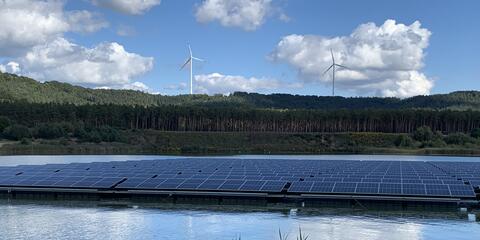 Windräder und schwimmende PV-Anlage (Bildquelle: LENK)