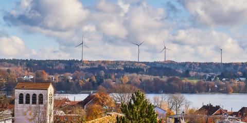 Windräder in bayerischer Landschaft (Bildquelle: NedoB / PantherMedia)