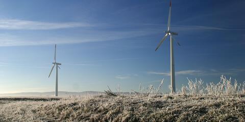 Windräder im Winter (Bildquelle: Sven Steinbruck / PantherMedia)