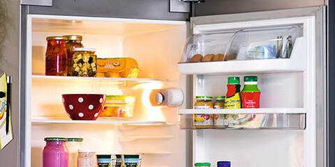 Ein geöffneter Kühlschrank mit Lebensmitteln (Quelle: cm photodesign)