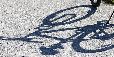 Schatten eines Fahrrades auf einer Straße (Quelle: segovax/ pixelio.de)
