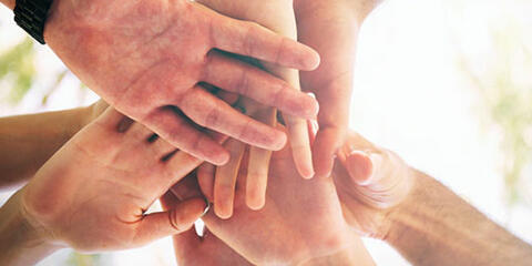 Mehrere Hände, die übereinander liegen. (Quelle: Africa Studio - fotolia.com)