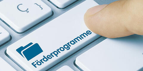Tastatur mit einer Taste Förderprogramme (Quelle: momius - Fotolia.com)