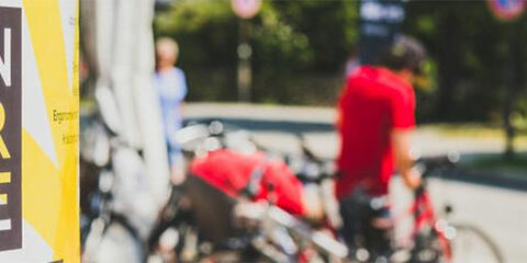 Plakat-Ankündigung eines Synergie-Festivals, Radfahrer im Hintergrund (Quelle: Energie-Atlas Bayern)