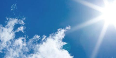 Sonne und Wolken vor blauem Himmel. (Quelle: Ramona Heim - Fotolia.com)