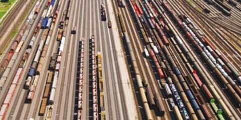 Container und Anhänger auf Rangierbahnhof (Quelle: Thomas Leiss - Fotolia.com)