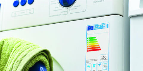 Eine Waschmaschine in Nahaufnahme mit dem Energielabel (Quelle: cm photodesign)