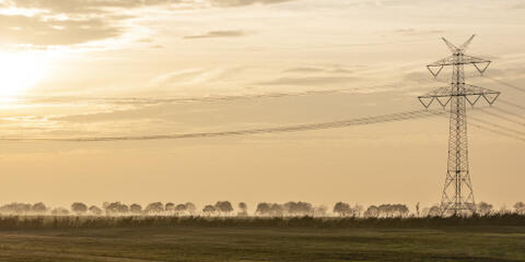 Freileitung am abendlichen Horizont (Quelle: StMWi)