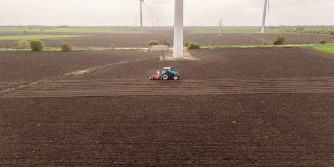 Windrad mit Traktor © PantherMedia