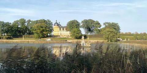 Blick auf Schloss Seehof aus Südosten über die Weiherlandschaft (Bildquelle: Thomas Gunzelmann)