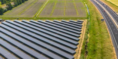 Photovoltaik-Anlage neben einer Straße (Bildquelle: Thomas – stock.adobe.com).