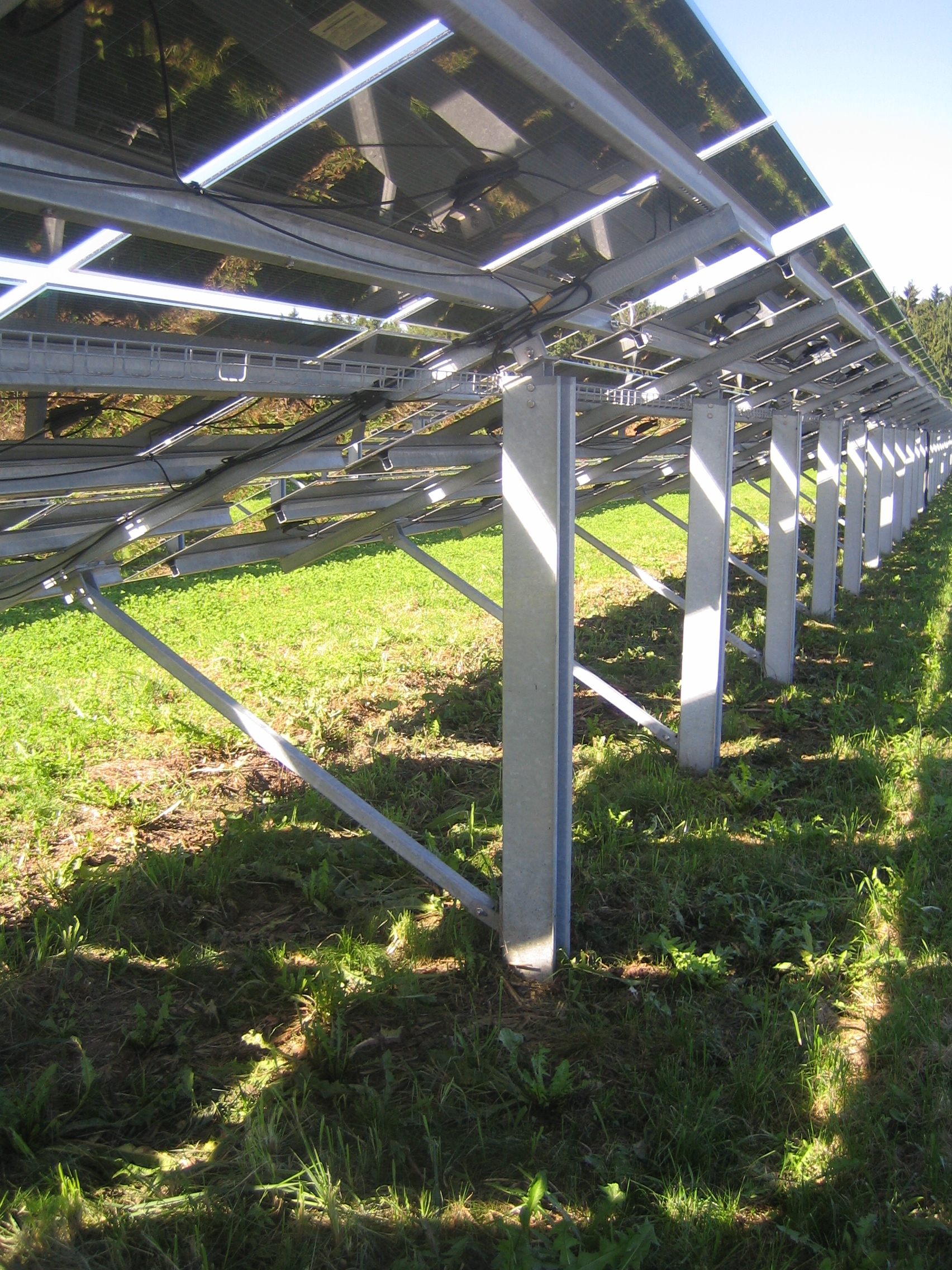 Photovoltaik-Freiflächenanlage schräg von unten fotografiert (Quelle: Energie-Atlas Bayern)